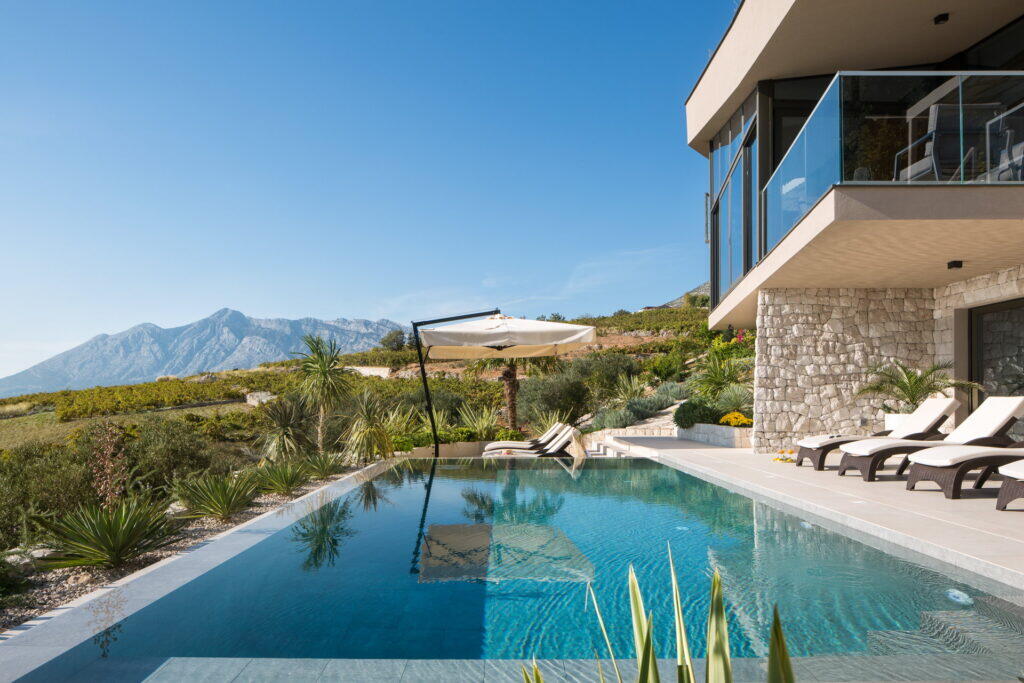 Unendlich großer Pool und modernes House Bevel mit Blick auf Berge und Meer in Postup, Pelješac