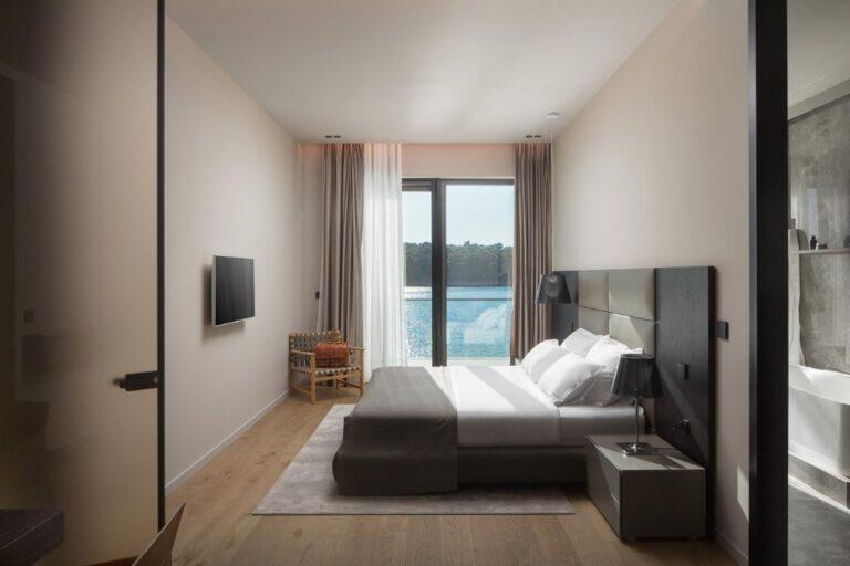 Schlafzimmer mit Kingsize-Bett und Fenster mit Meerblick in der Villa Anthon