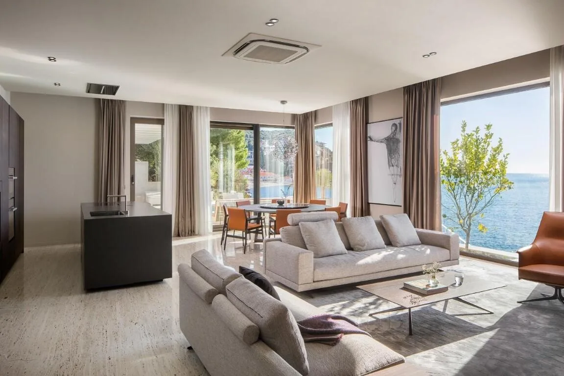 Open-plan living area with sofas and dining table at Villa Anthon