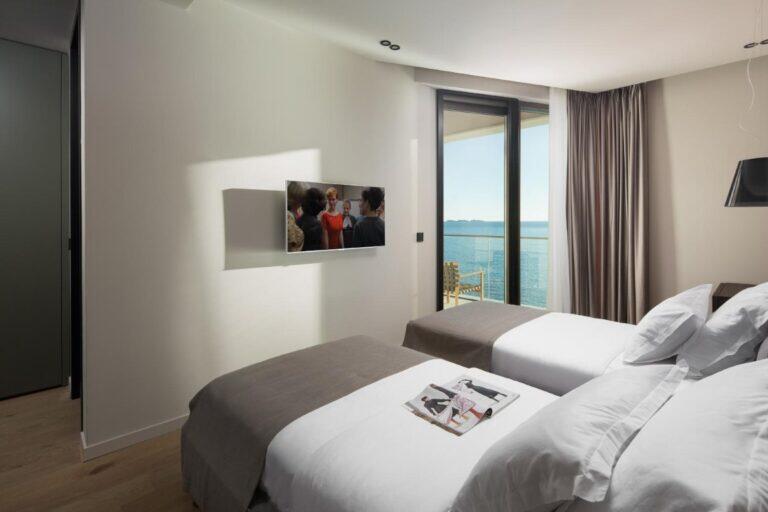Zweibettzimmer mit zwei Betten und Fenster mit Meerblick in der Villa Anthon