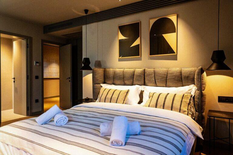 Schlafzimmer mit Kingsize-Bett und gestreiften Bettwäsche in der Villa Lidija