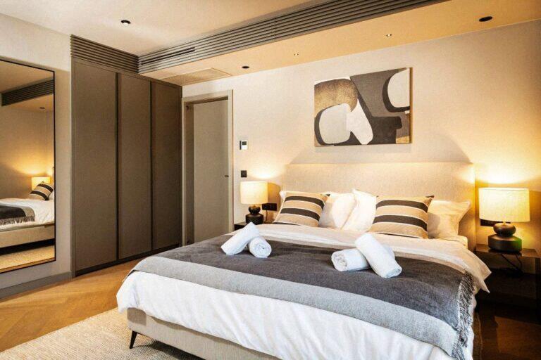 Schlafzimmer mit Kingsize-Bett und Kunstwerken in der Villa Lidija