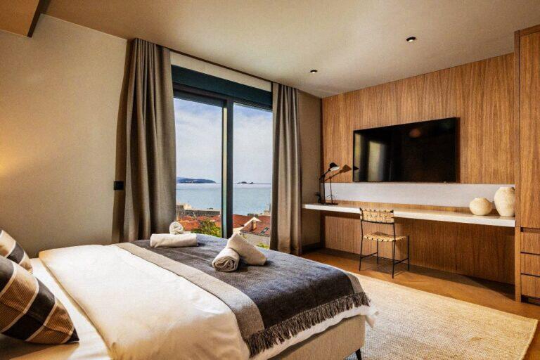 Schlafzimmer mit Kingsize-Bett und Fenster mit Meerblick in der Villa Lidija