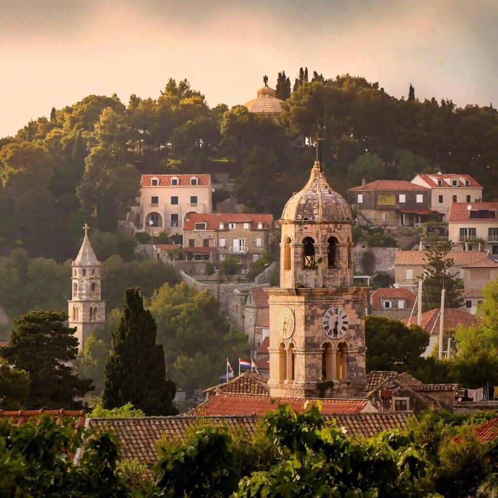 Altes Stadtzentrum und Hafen von Cavtat an der Küste in der Nähe von Dubrovnik