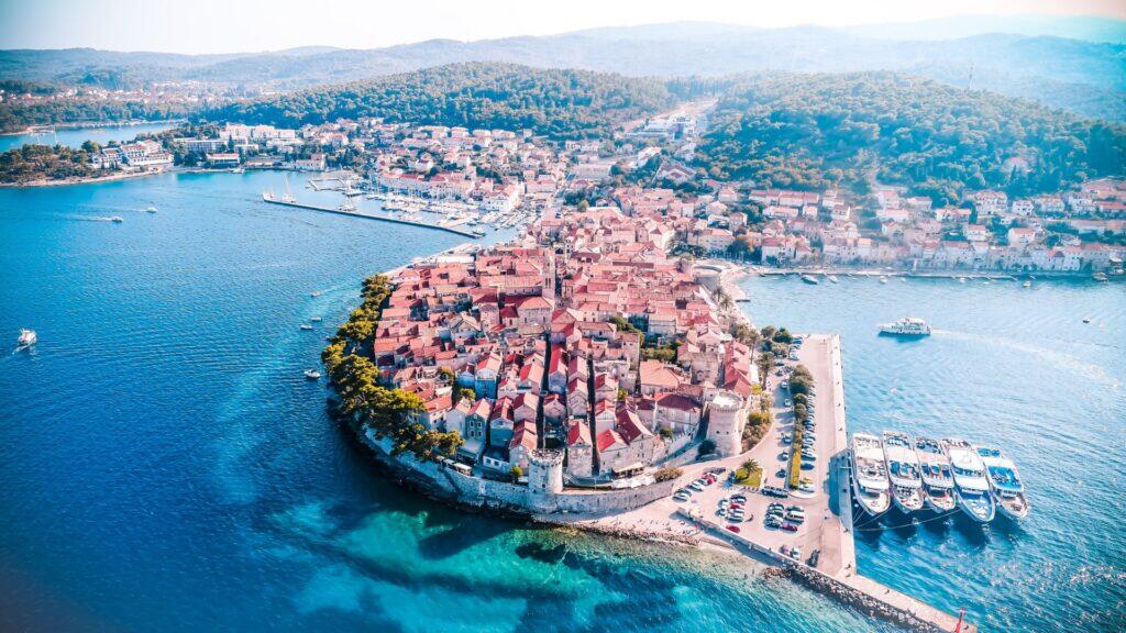 Die Küste und die Altstadt von Korčula in Südalbien