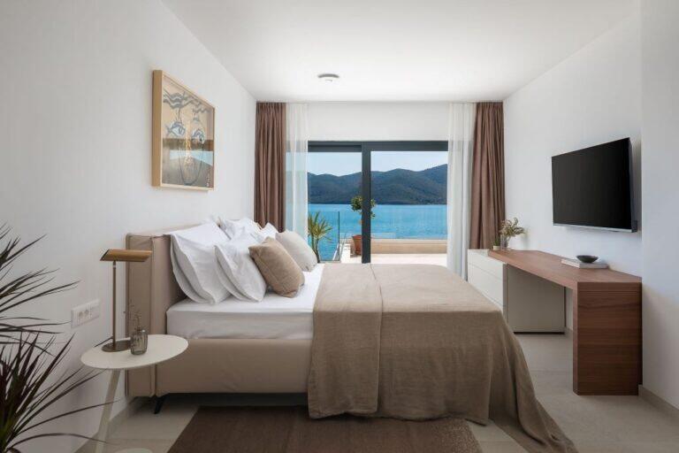 Schlafzimmer mit Doppelbett und Meerblick in der Villa Maris
