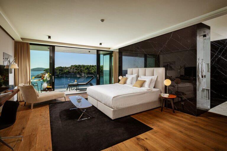 Schlafzimmer mit Kingsize-Bett und Meerblick in der Villa Attis