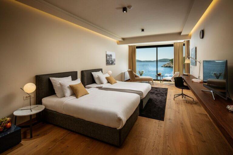 Zweibettzimmer mit Fenster mit Meerblick in der Villa Attis