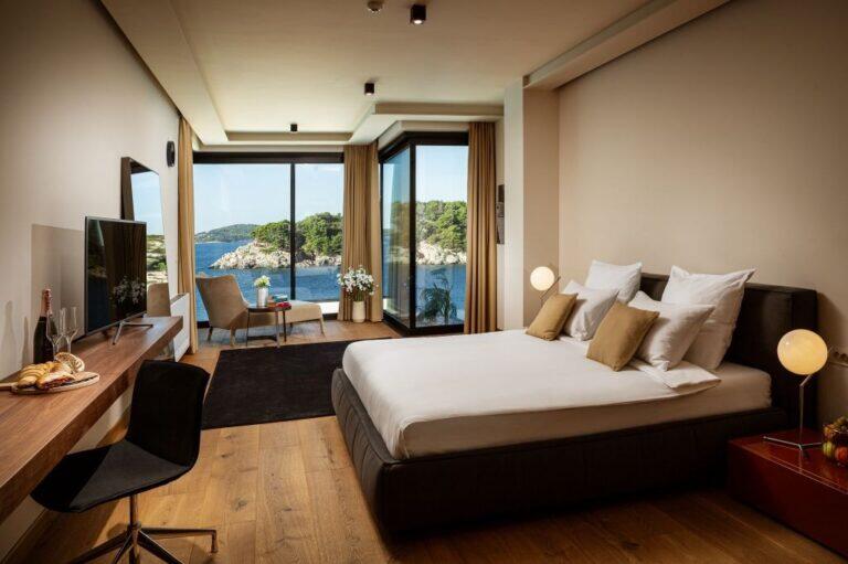 Schlafzimmer mit Kingsize-Bett und Balkon mit Meerblick in der Villa Attis