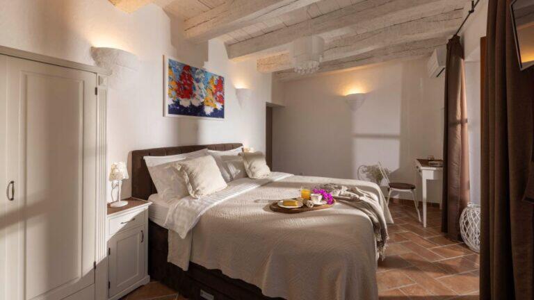 Schlafzimmer mit Kingsize-Bett und Deckenbalken in der Villa Molunat