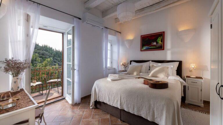Schlafzimmer mit Kingsize-Bett und Balkontür in der Villa Molunat