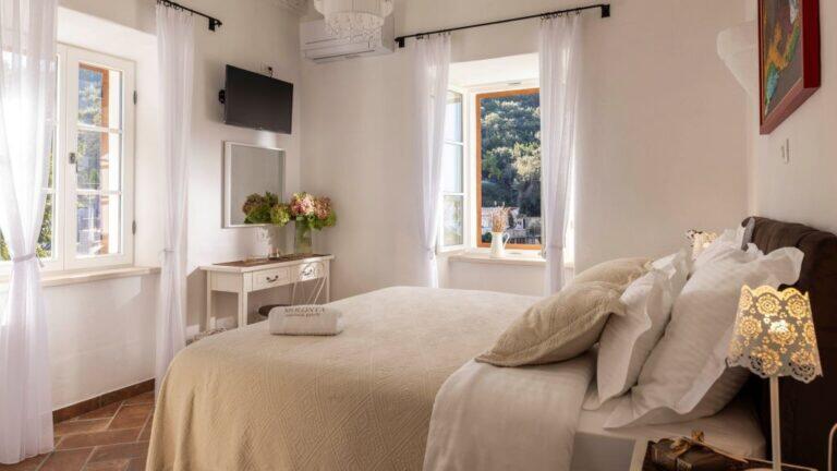 Schlafzimmer mit Kingsize-Bett und Fenster in der Villa Molunat