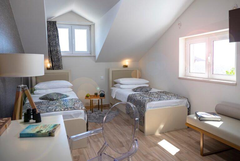 Attic-Schlafzimmer mit zwei Einzelbetten im Five Bedroom Resort Villa