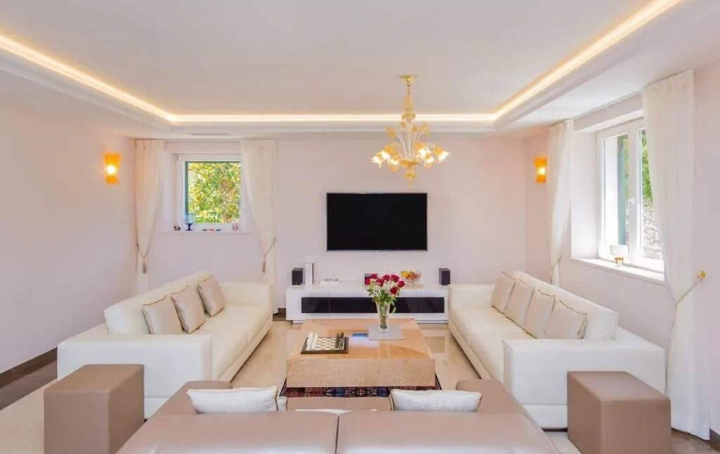 Living room with white sofas and chandelier at Villa Vintage