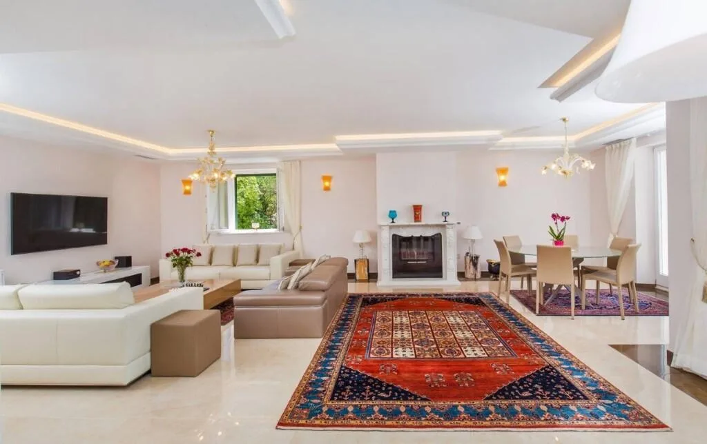 Living room with fireplace and red rug at Villa Vintage