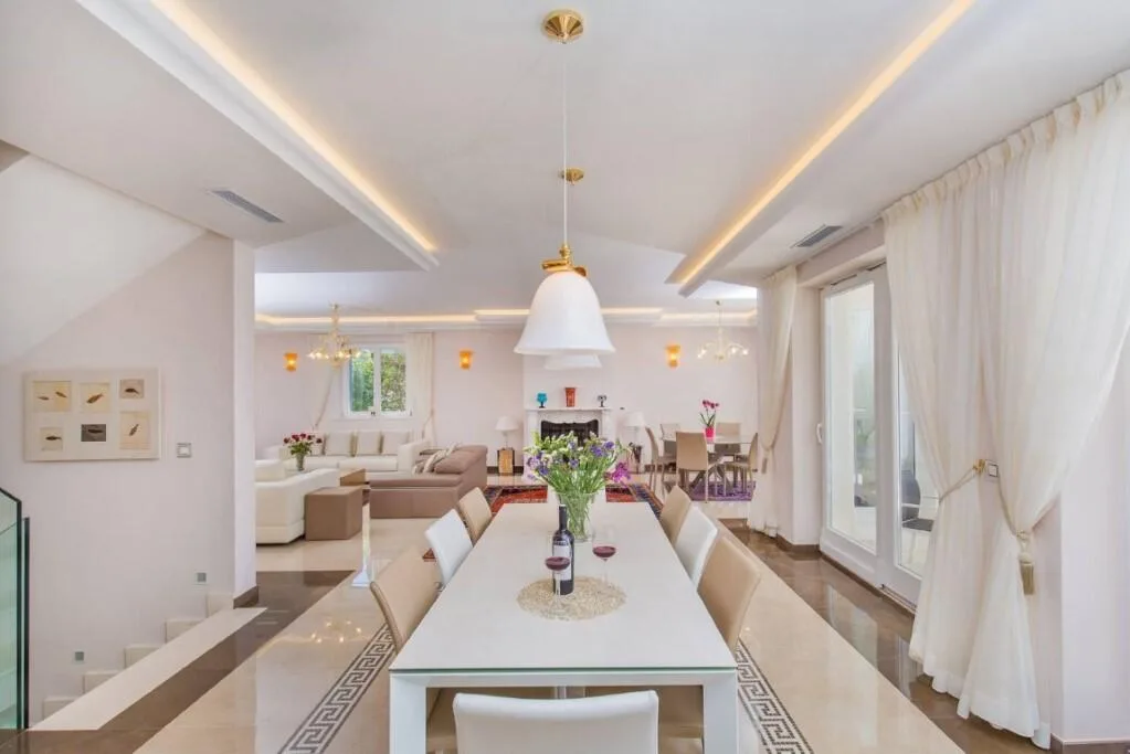 Dining table under a chandelier at Villa Vintage