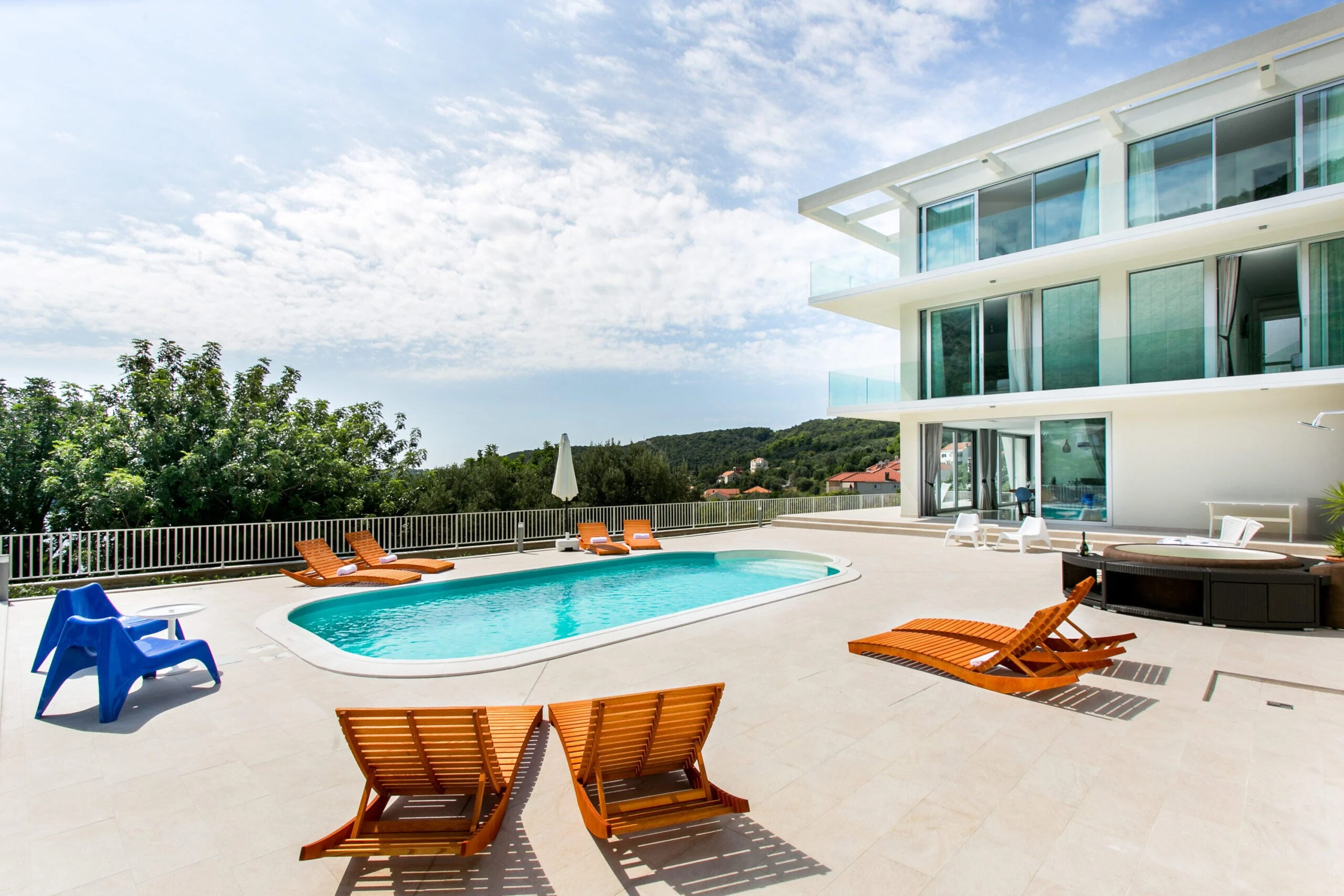 Villa Art avec piscine chauffée et chaises longues au-dessus de la baie de Zaton