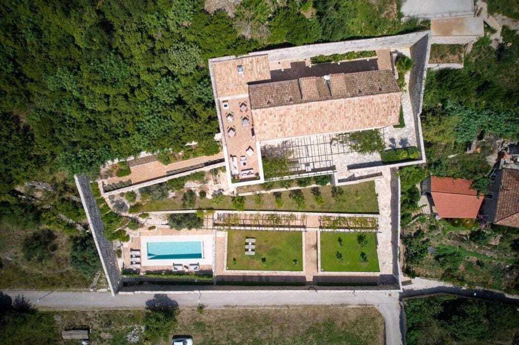 Luftaufnahme der Villa Ghetaldi 1516, einer Renaissance-Residenz mit Pool und Gärten auf Šipan