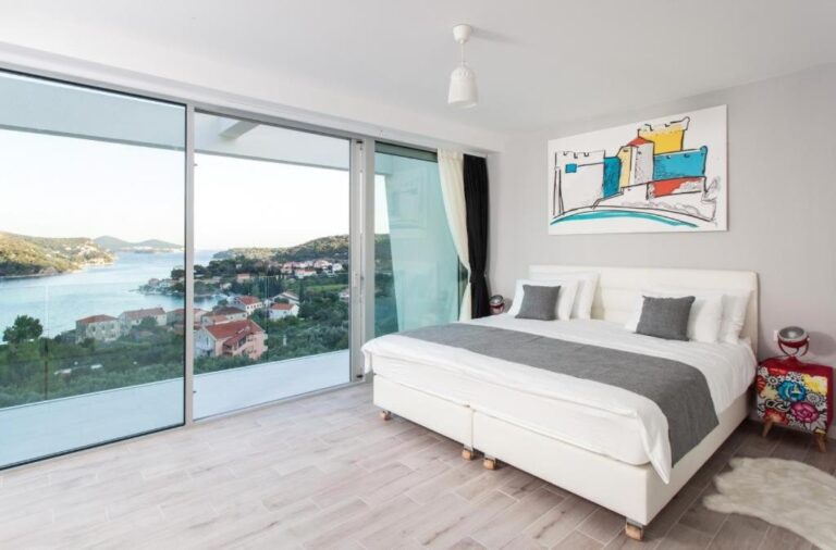Schlafzimmer mit Kingsize-Bett und Blick auf die Bucht in der Villa Art