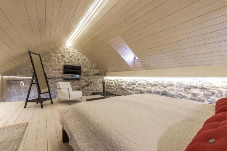 Attic-Schlafzimmer mit Kingsize-Bett und Deckenlüftung im Villa Carpe Diem