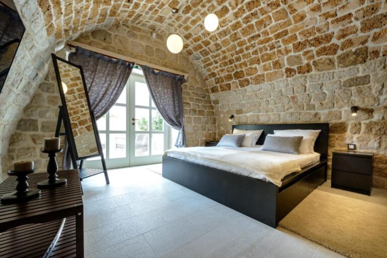 Schlafzimmer mit Kingsize-Bett unter einer Steinkuppel in der Villa Carpe Diem