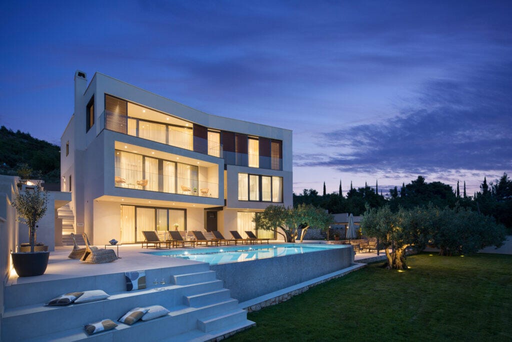 Moderne Villa Ó mit beleuchtetem Infinity-Pool bei Sonnenuntergang in Orašac bei Dubrovnik