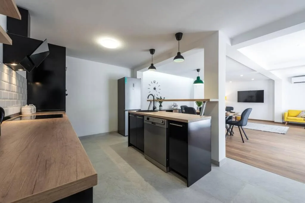 Cuisine et salon avec sol gris chez House Maure