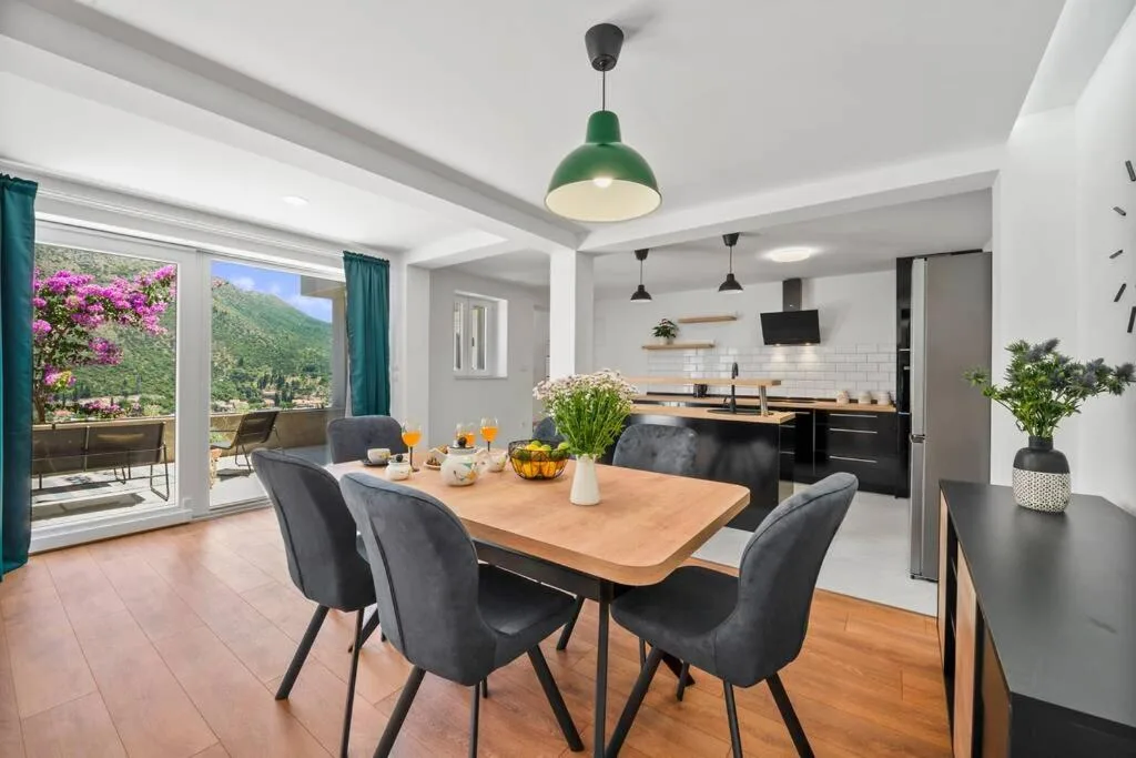 Salle à manger et cuisine avec des portes donnant sur la terrasse à House Maure