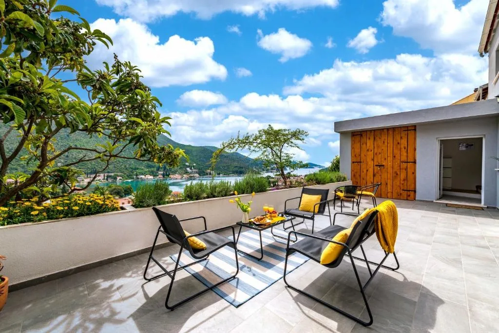 Terrasse supérieure avec des chaises et vue sur la mer à House Maure