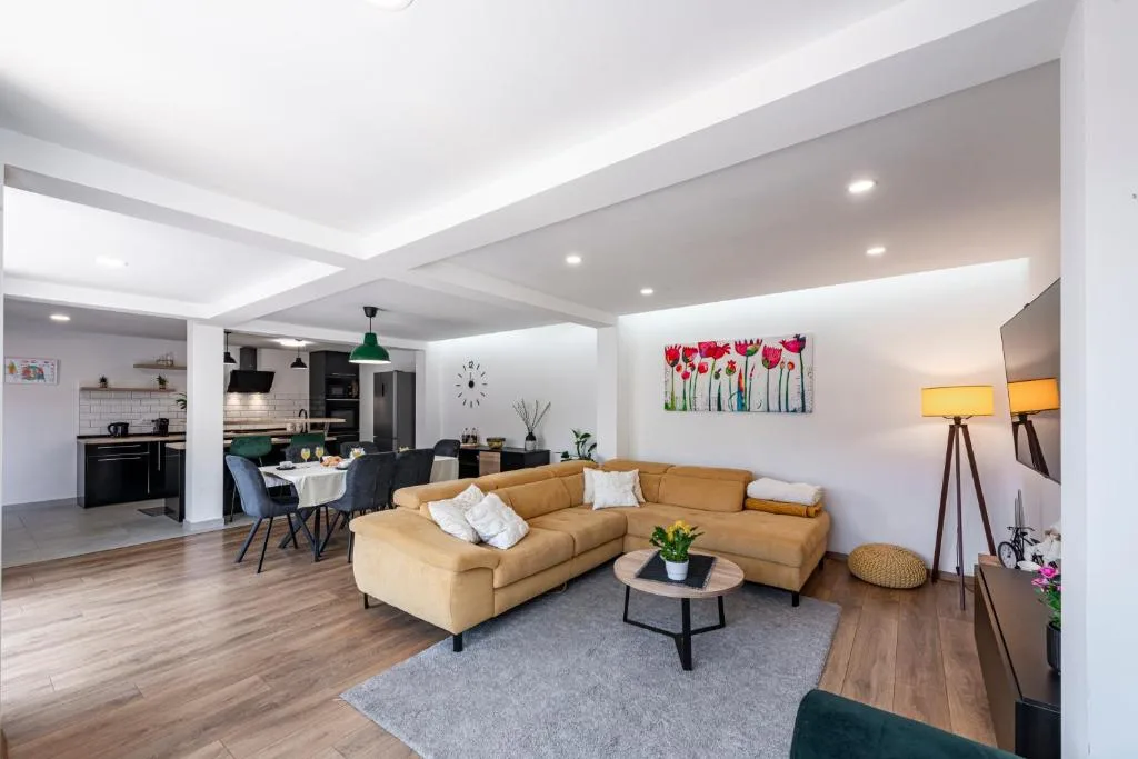 Salon ouvert avec un canapé jaune à House Maure