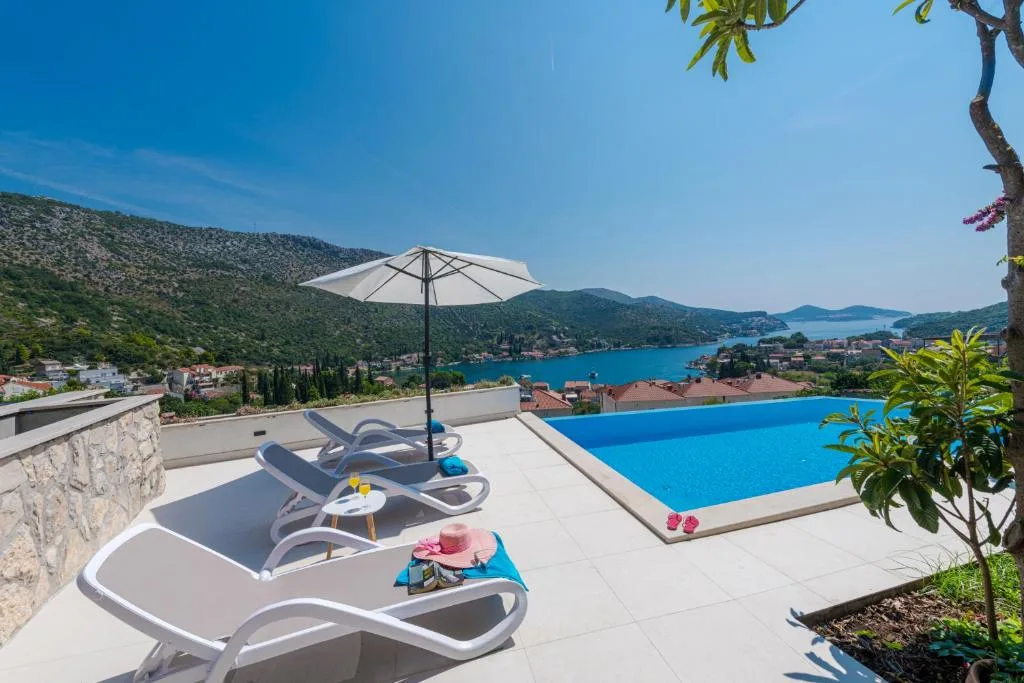 Chaises longues et piscine avec vue sur la mer et les collines à la Casa Maure