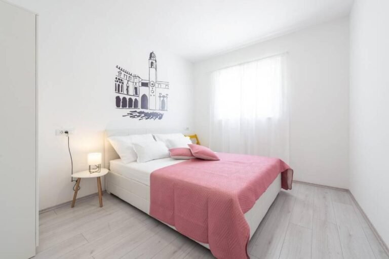 Bedroom with king-size bed and pink bedding at House Maure
