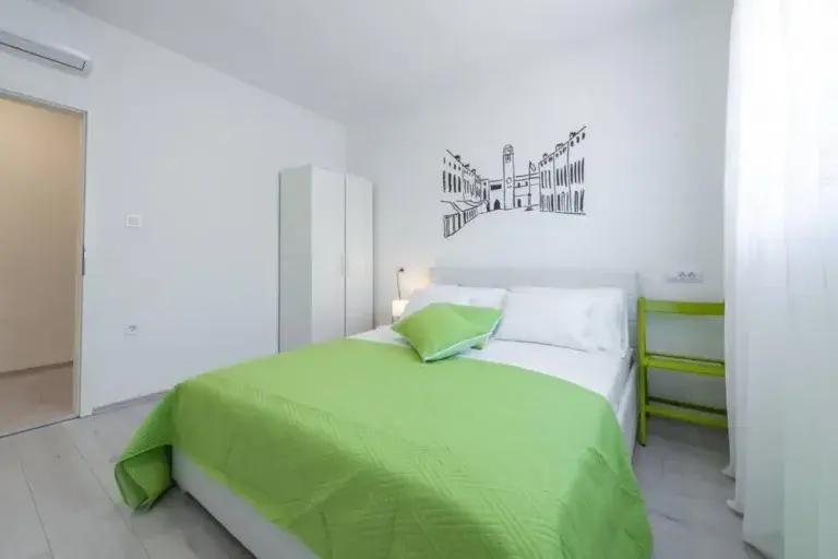 Chambre à coucher avec un lit king-size et des draps verts à la House Maure