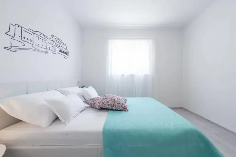 Chambre à coucher avec un lit king-size et des draps turquoise à la House Maure