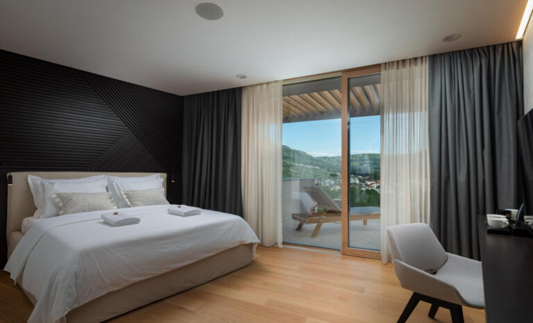 Schlafzimmer mit Kingsize-Bett und Balkon im Villa Palazzo