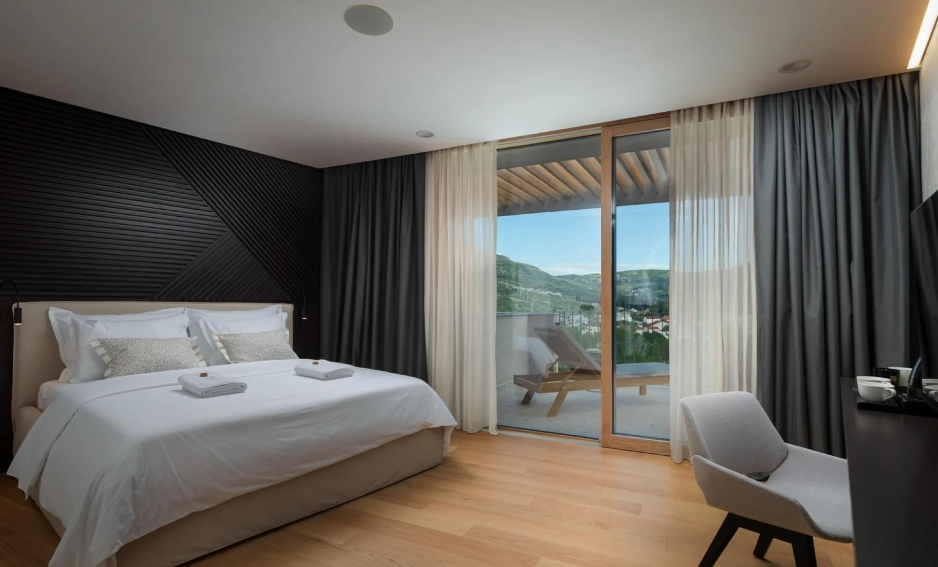 Bedroom with king-size bed and balcony at Villa Palazzo