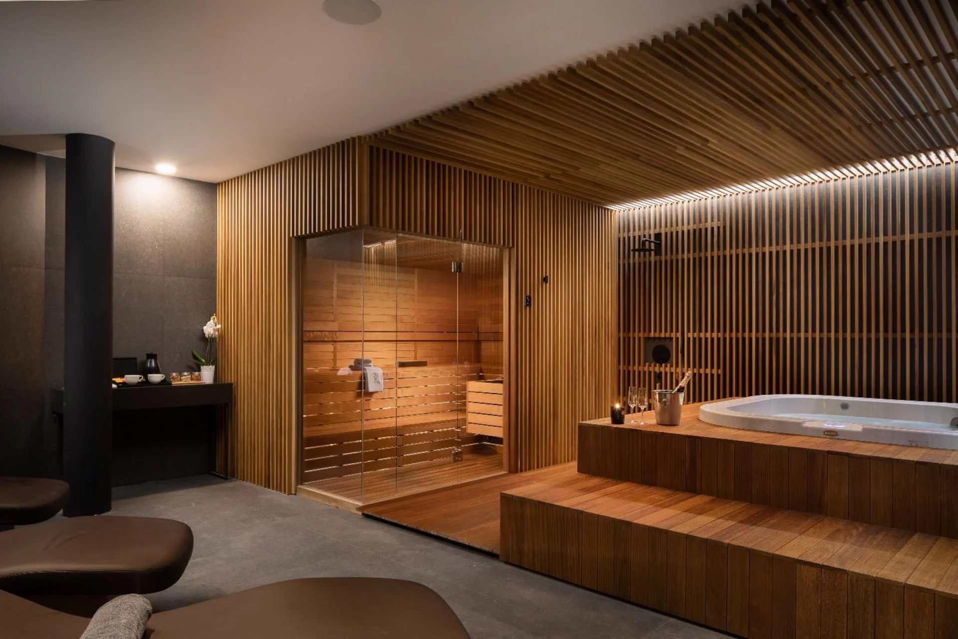 Spa with hot tub and sauna at Villa Palazzo