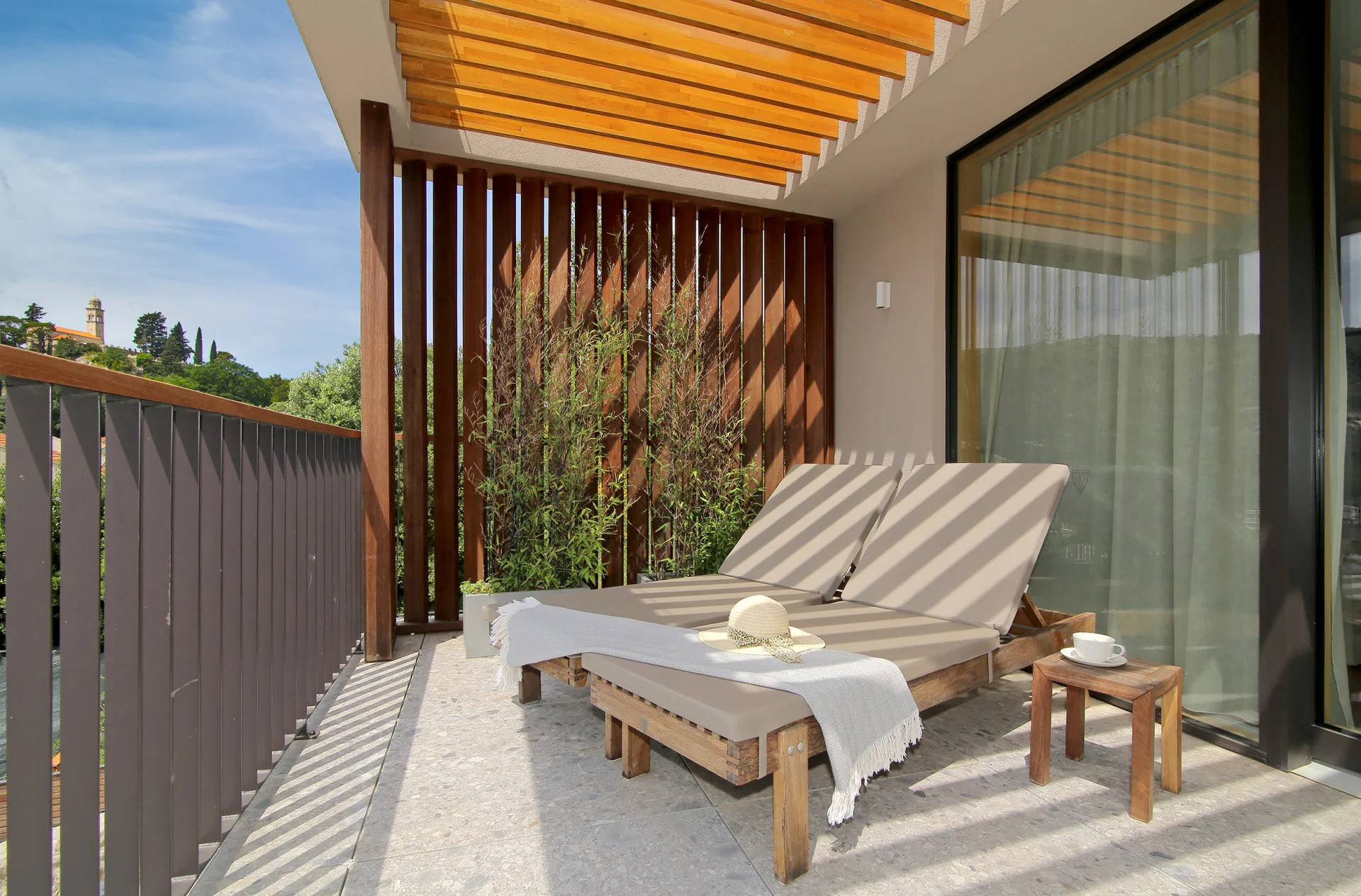 Terrace with sun lounger and wooden slats at Villa Palazzo