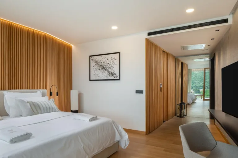 Bedroom with king-size bed and wooden wall at Villa Palazzo