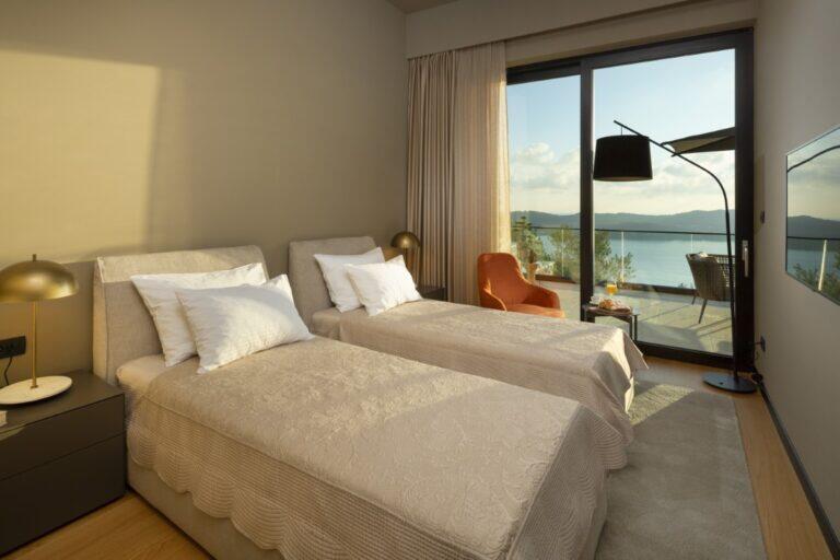 Zweibettzimmer mit Meerblick in der Villa Elena