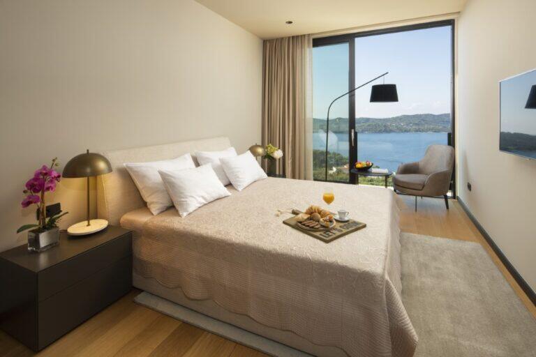 Schlafzimmer mit Kingsize-Bett und Frühstückstasse in der Villa Elena