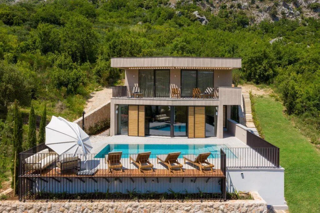 Aerial view of Villa Palazzo with heated hydromassage pool in Rožat near Dubrovnik