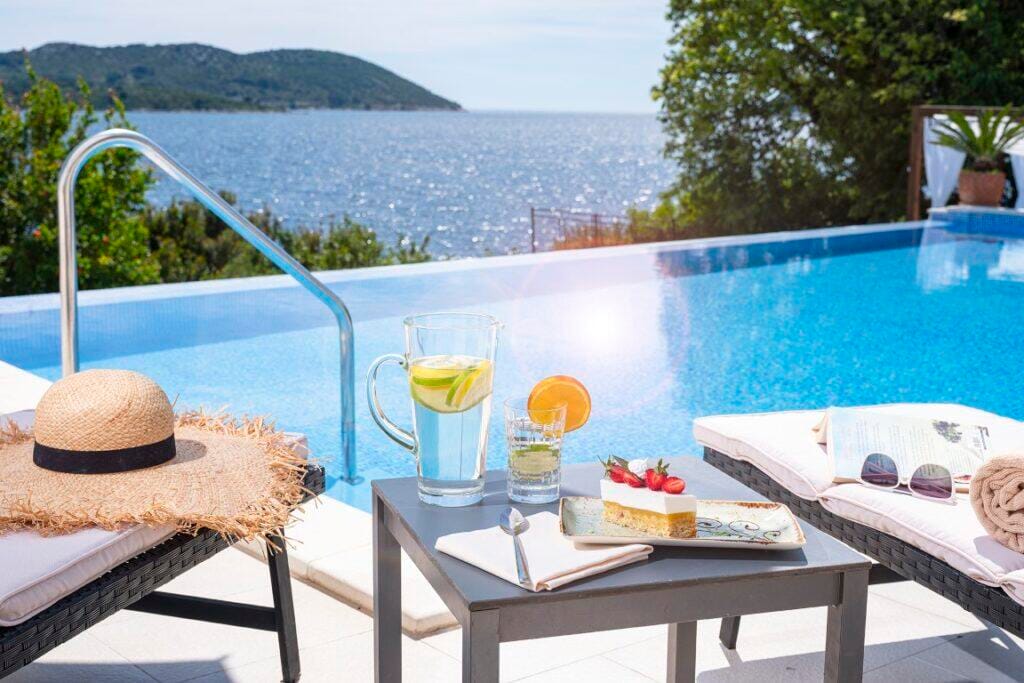 Infinity-Pool mit Sonnenliegen und Meerblick in der Five Bedroom Resort Villa, Sun Gardens Orašac