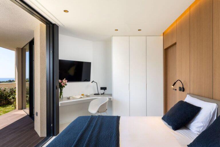 Schlafzimmer mit Kingsize-Bett und Schrank in Villa Amari Monte