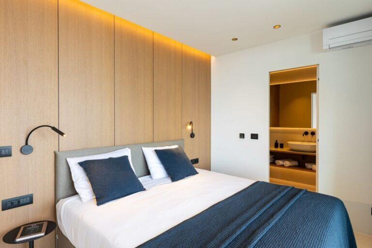 Schlafzimmer mit Kingsize-Bett und eigenem Badezimmer in der Villa Amari Monte