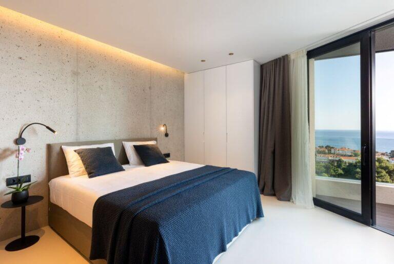 Schlafzimmer mit Kingsize-Bett und Meerblick in der Villa Amari Monte
