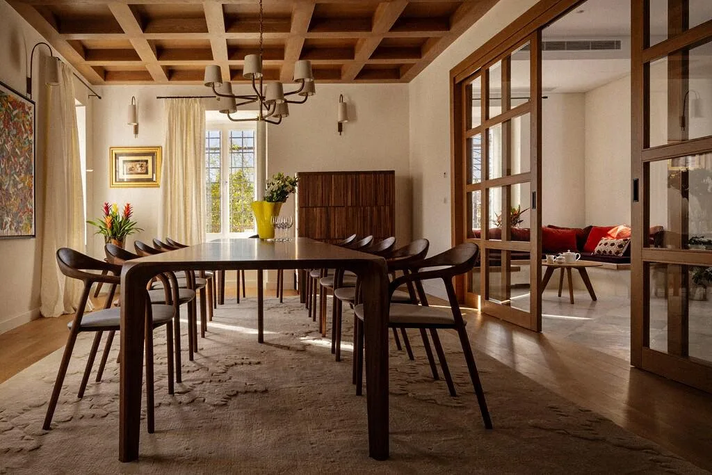 Dining room with long table and chandelier at Villa La Rose