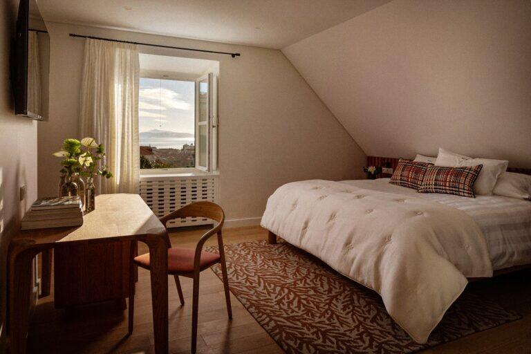 Attic-Schlafzimmer mit Kingsize-Bett und Schreibtisch in der Villa La Rose
