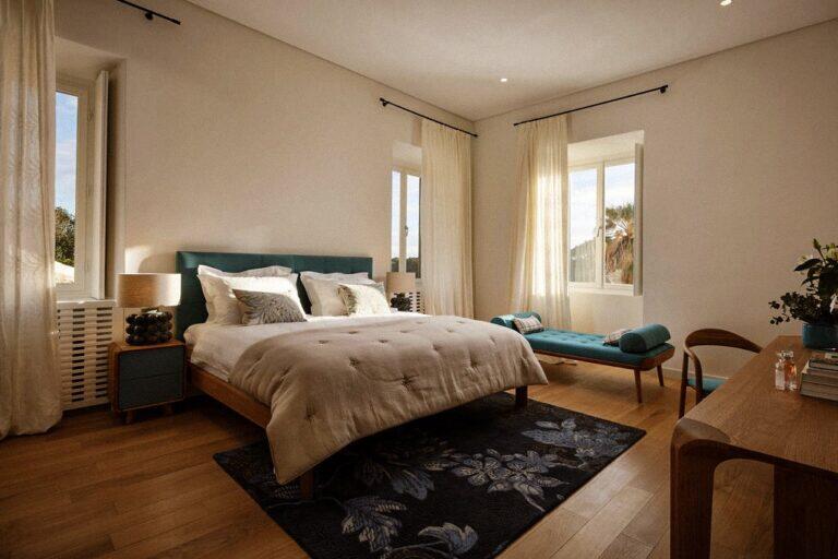 Schlafzimmer mit Kingsize-Bett und hellblauem Kopfteil in der Villa La Rose