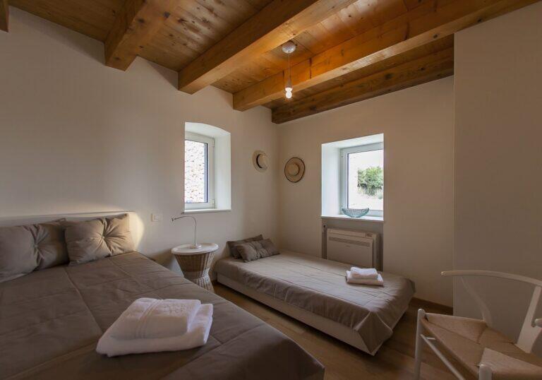 Schlafzimmer mit zwei Einzelbetten in der Villa Ella